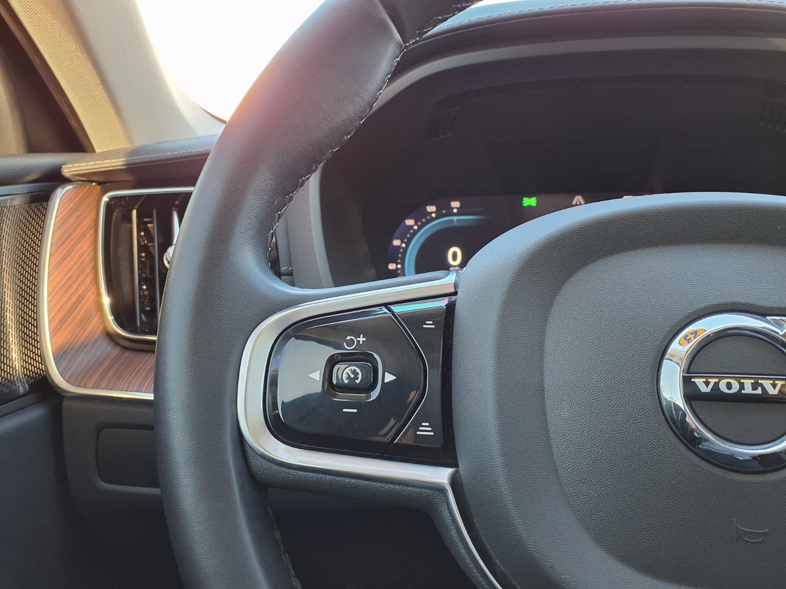 Certified 2023 Volvo XC60 B5 Ultimate w/ Protection Package Premier image 28