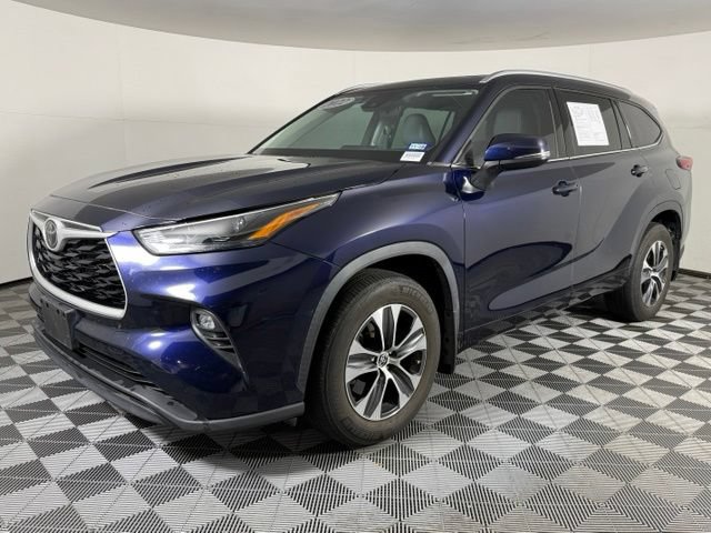 Used 2022 Toyota Highlander XLE FWD image 2