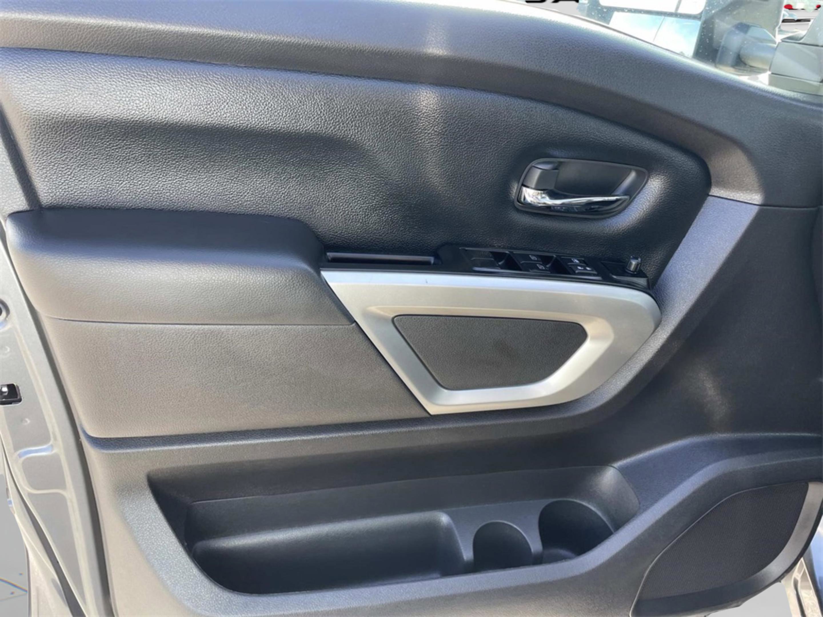 Used 2024 Nissan Titan SV w/ SV Convenience Package image 17