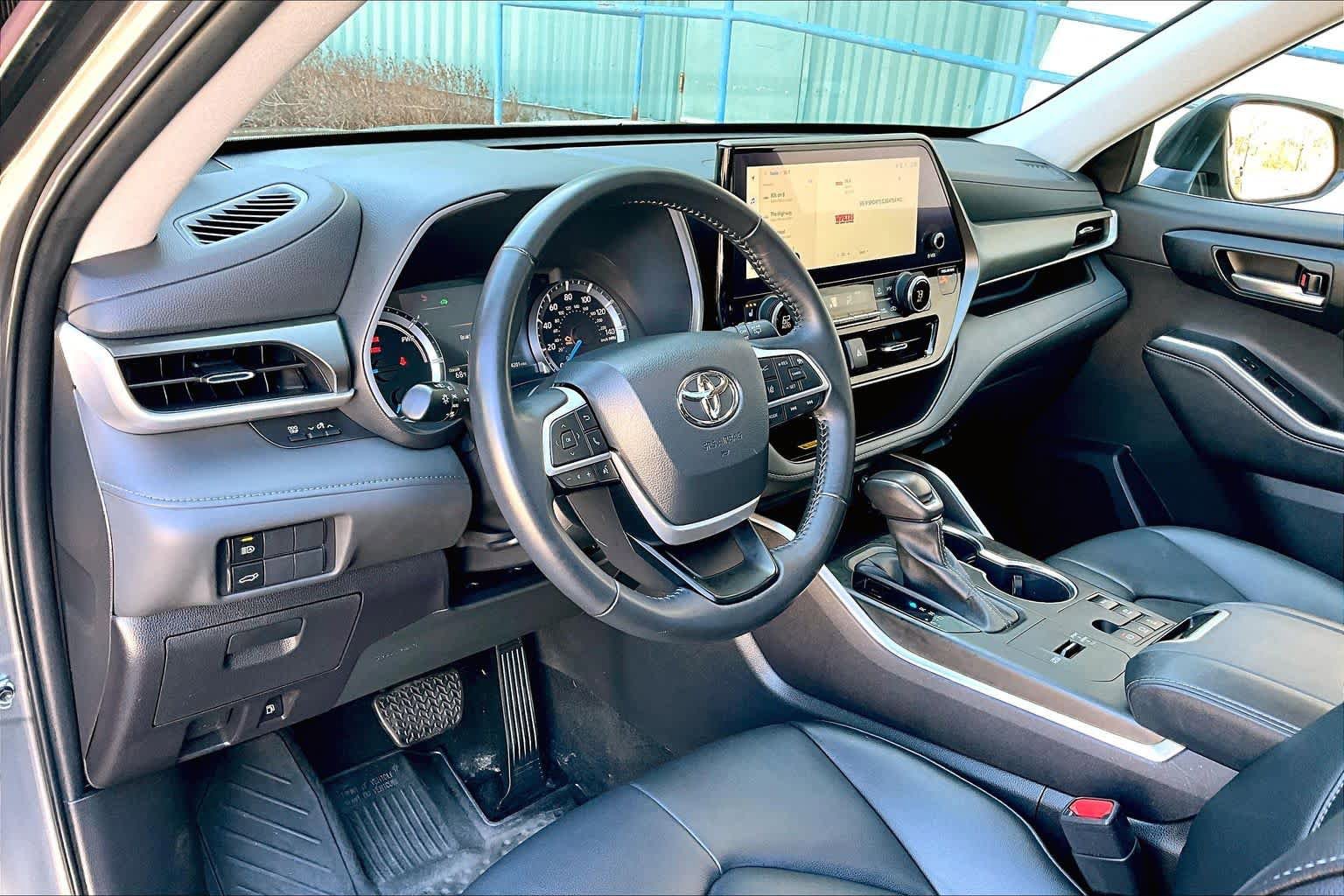 Used 2023 Toyota Highlander XLE AWD/4WD image 18