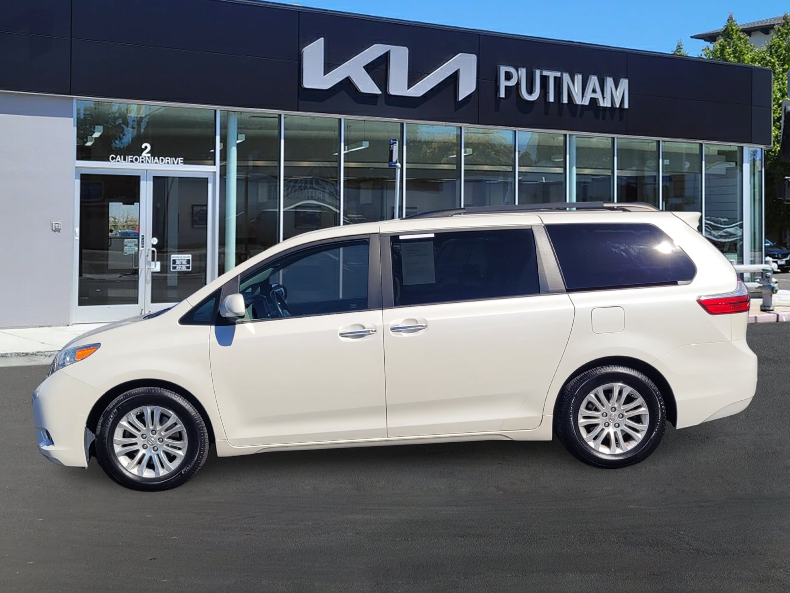 Used 2015 Toyota Sienna XLE w/ XLE Navigation Package FWD image 7