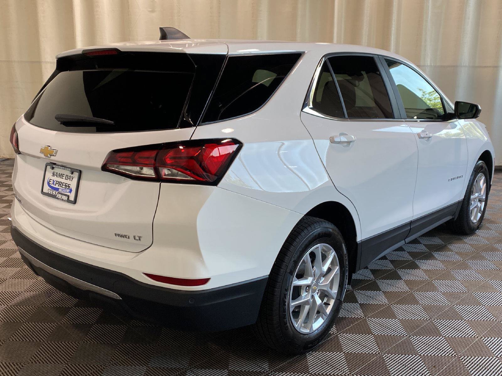Used 2023 Chevrolet Equinox LT AWD/4WD image 3