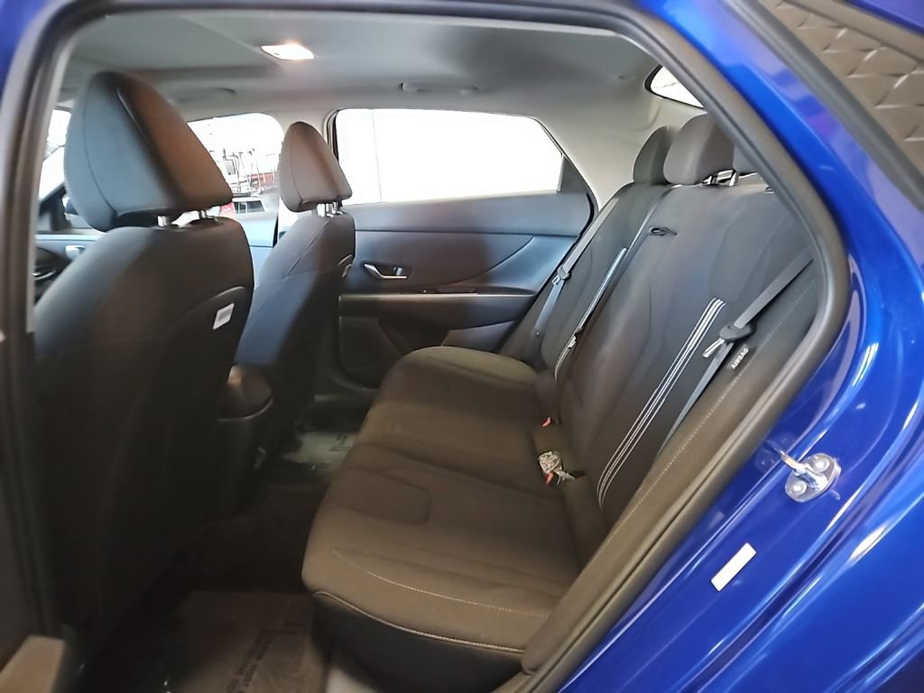 Used 2025 Hyundai Elantra SEL image 15