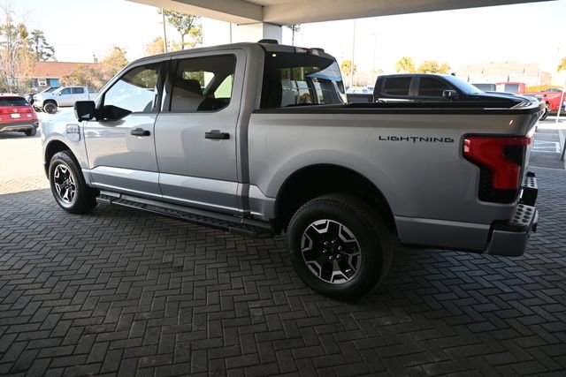 Used 2022 Ford F150 Lightning XLT image 2