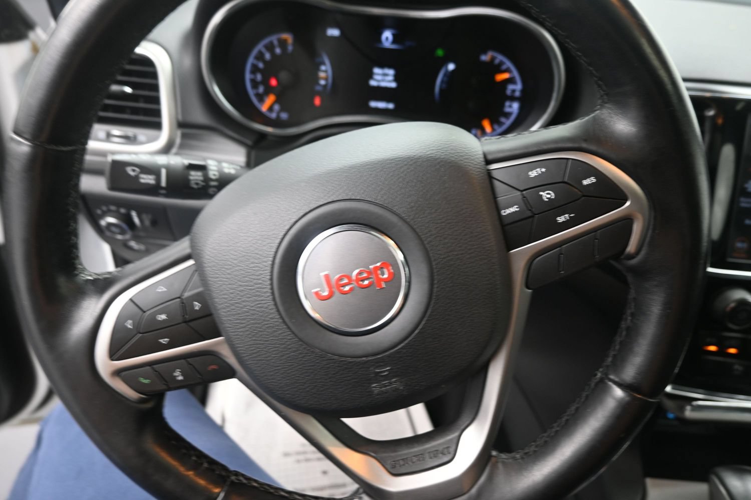 Used 2020 Jeep Grand Cherokee Altitude AWD/4WD image 19