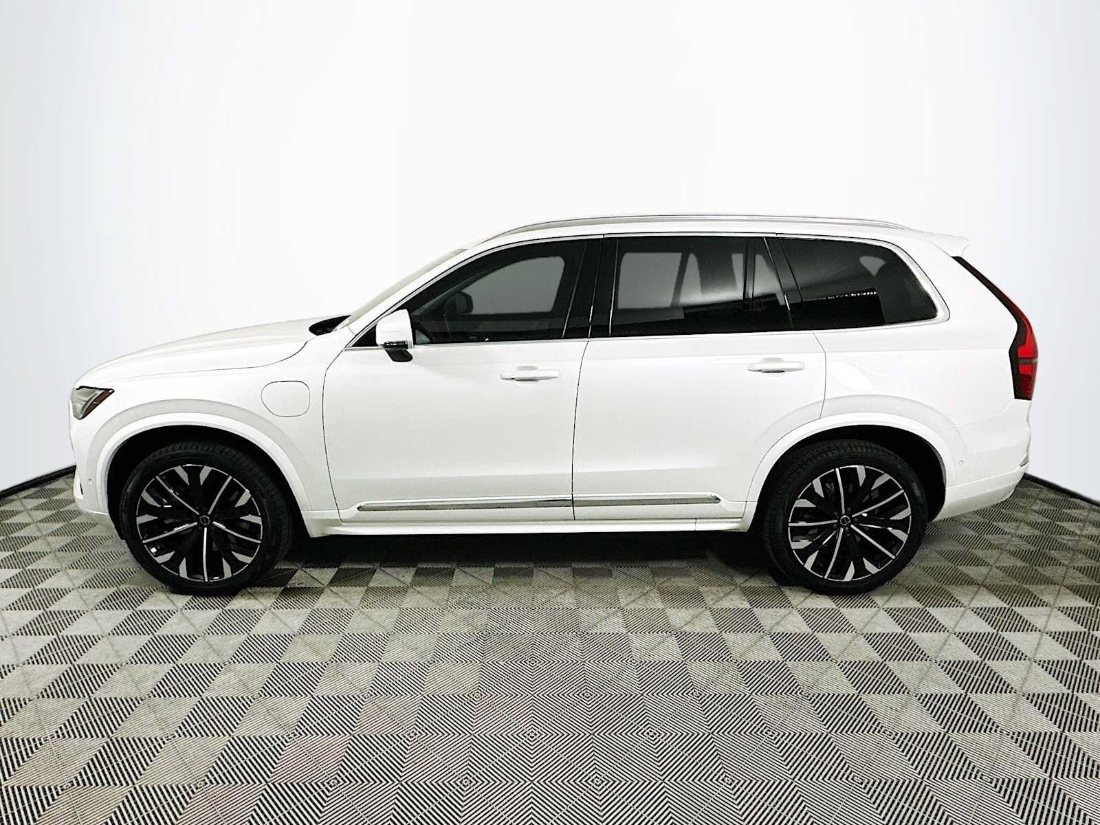 Used 2025 Volvo XC90 T8 Plus w/ Protection Package Premier AWD/4WD image 4