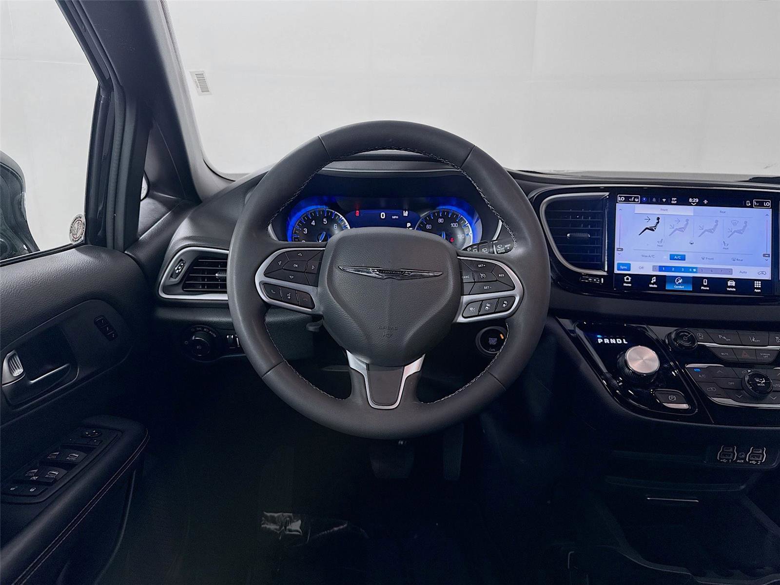 Used 2025 Chrysler Pacifica Select image 3