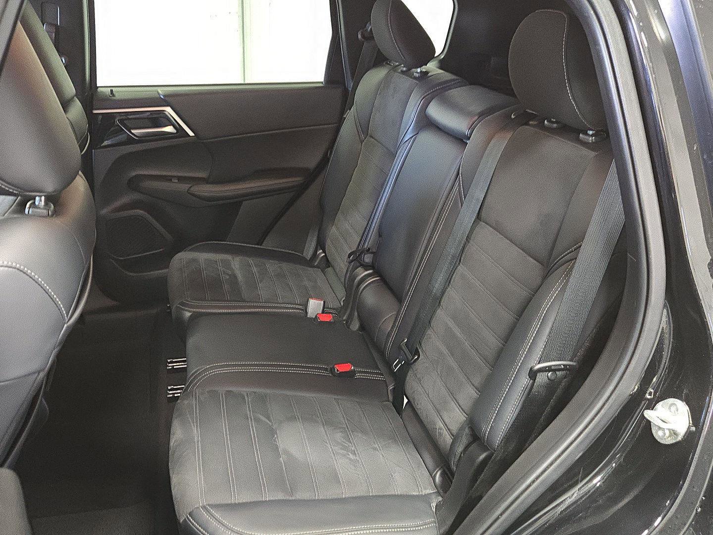 Used 2024 Mitsubishi Outlander SE Black Edition image 5