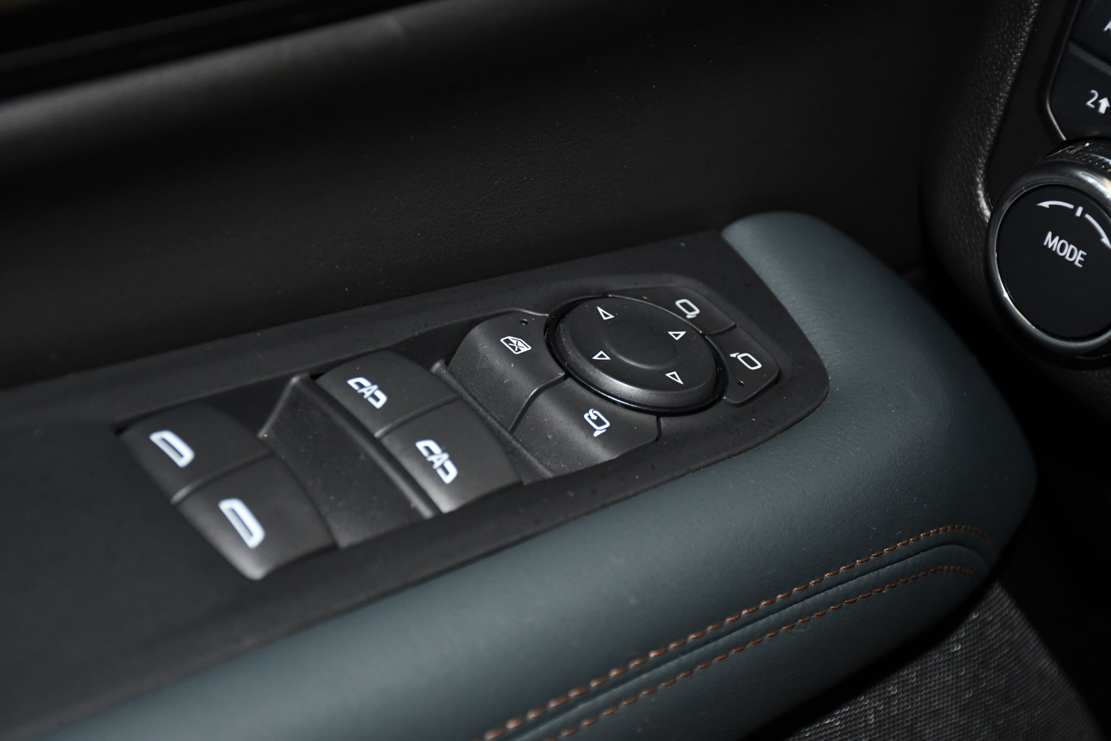 Used 2025 GMC Yukon AT4 AWD/4WD image 35