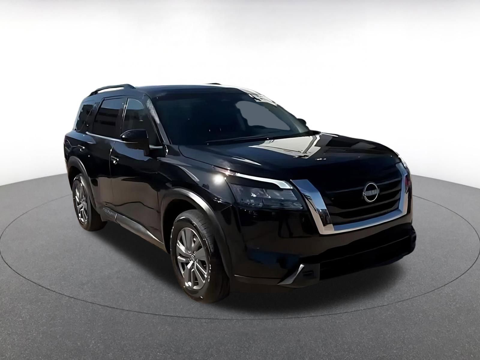 Used 2025 Nissan Pathfinder SV image 3
