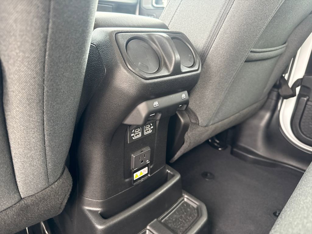 Used 2025 Jeep Wrangler Unlimited Sahara image 23