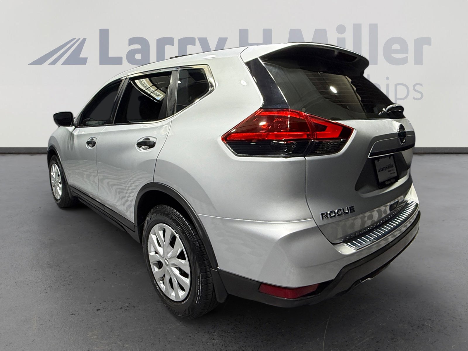 Used 2018 Nissan Rogue S FWD image 3
