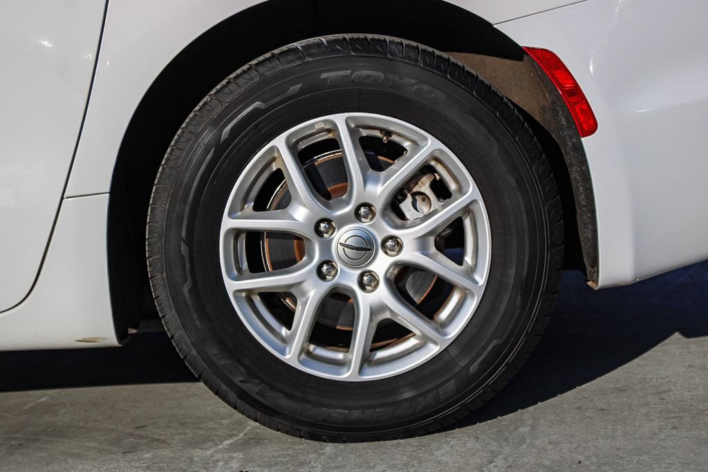 Used 2022 Chrysler Pacifica Touring-L image 9