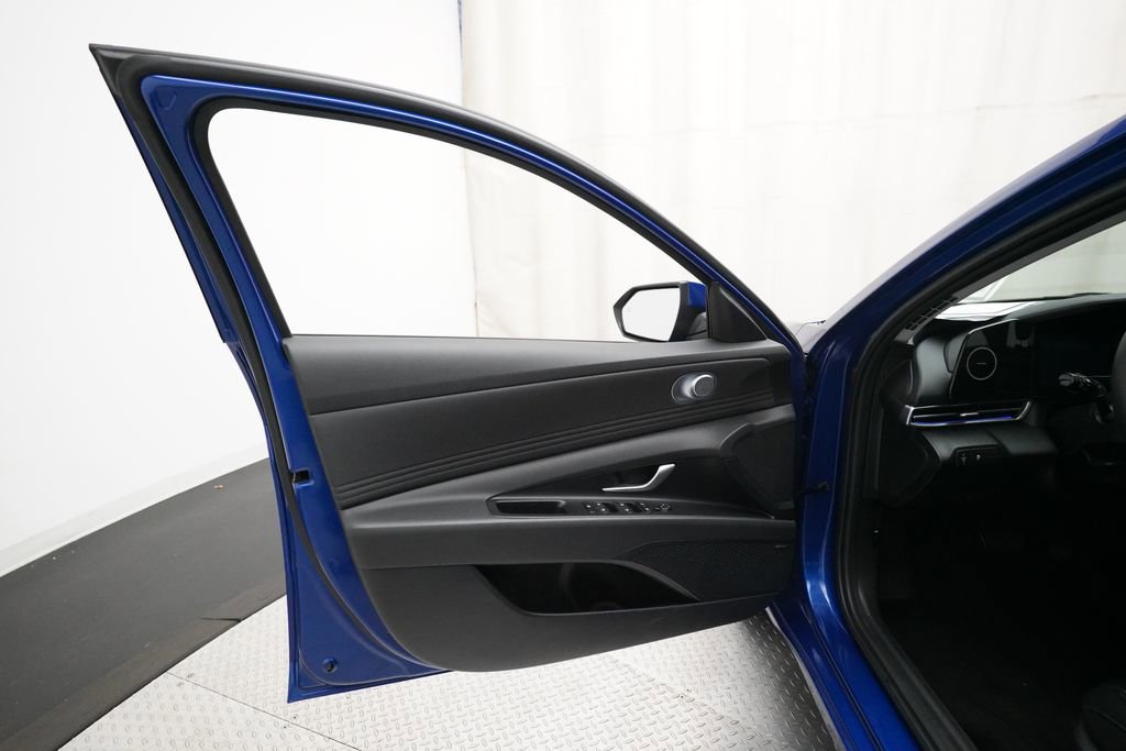 Used 2025 Hyundai Elantra Limited image 27