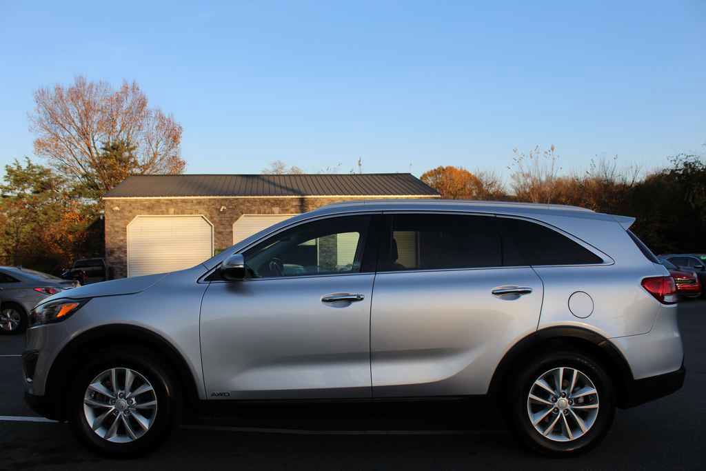 Used 2017 Kia Sorento LX w/ LX Convenience Package image 10