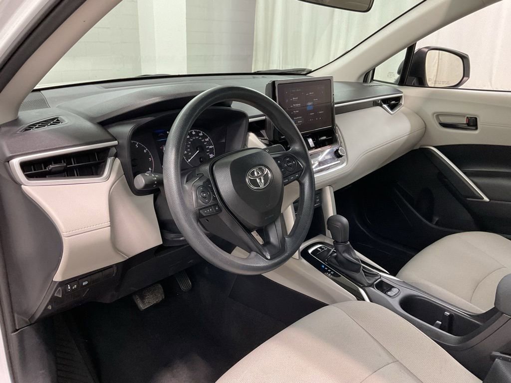 Used 2025 Toyota Corolla Cross L image 17