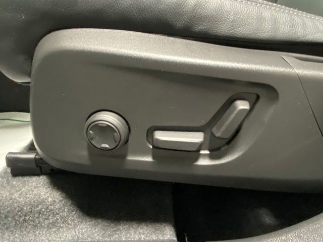 Used 2025 Volvo XC40 B5 Plus AWD/4WD image 11