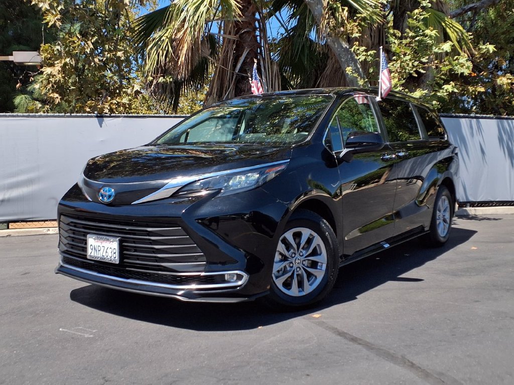 Certified 2024 Toyota Sienna XLE FWD image 40