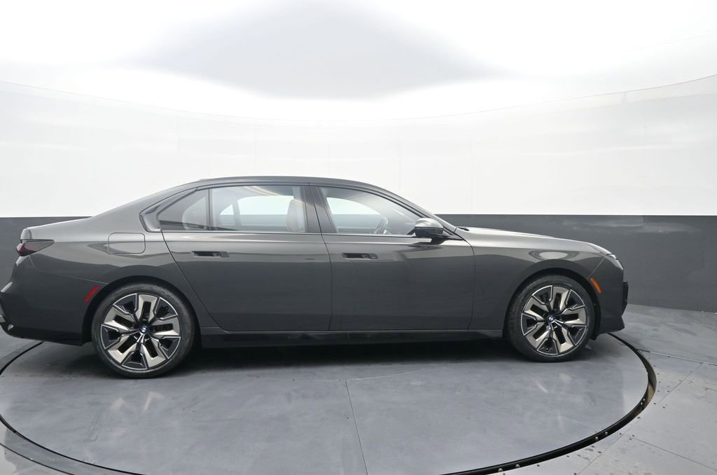 Used 2023 BMW 760i xDrive w/ Executive Package image 8