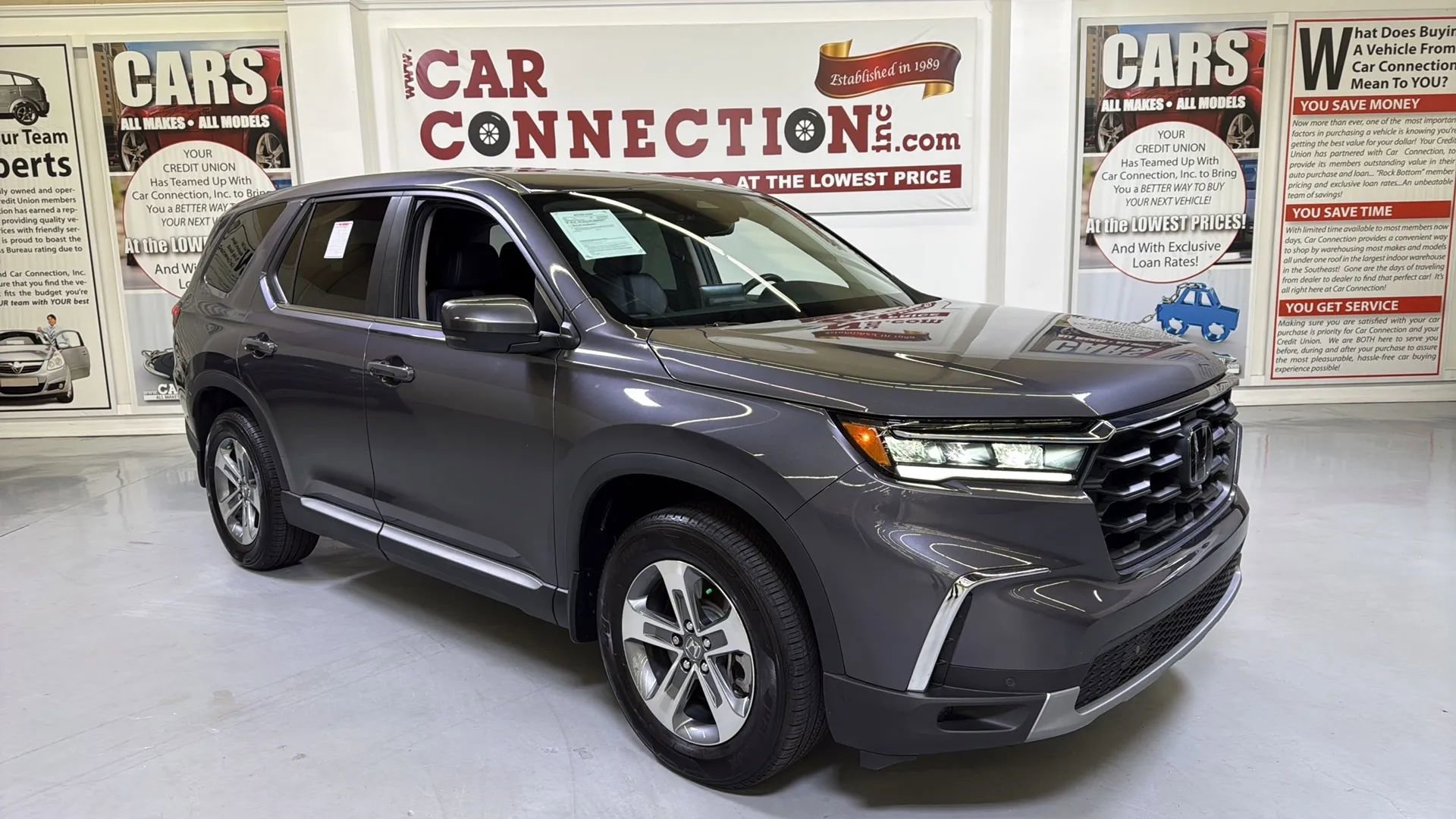 Used 2025 Honda Pilot EX image 2