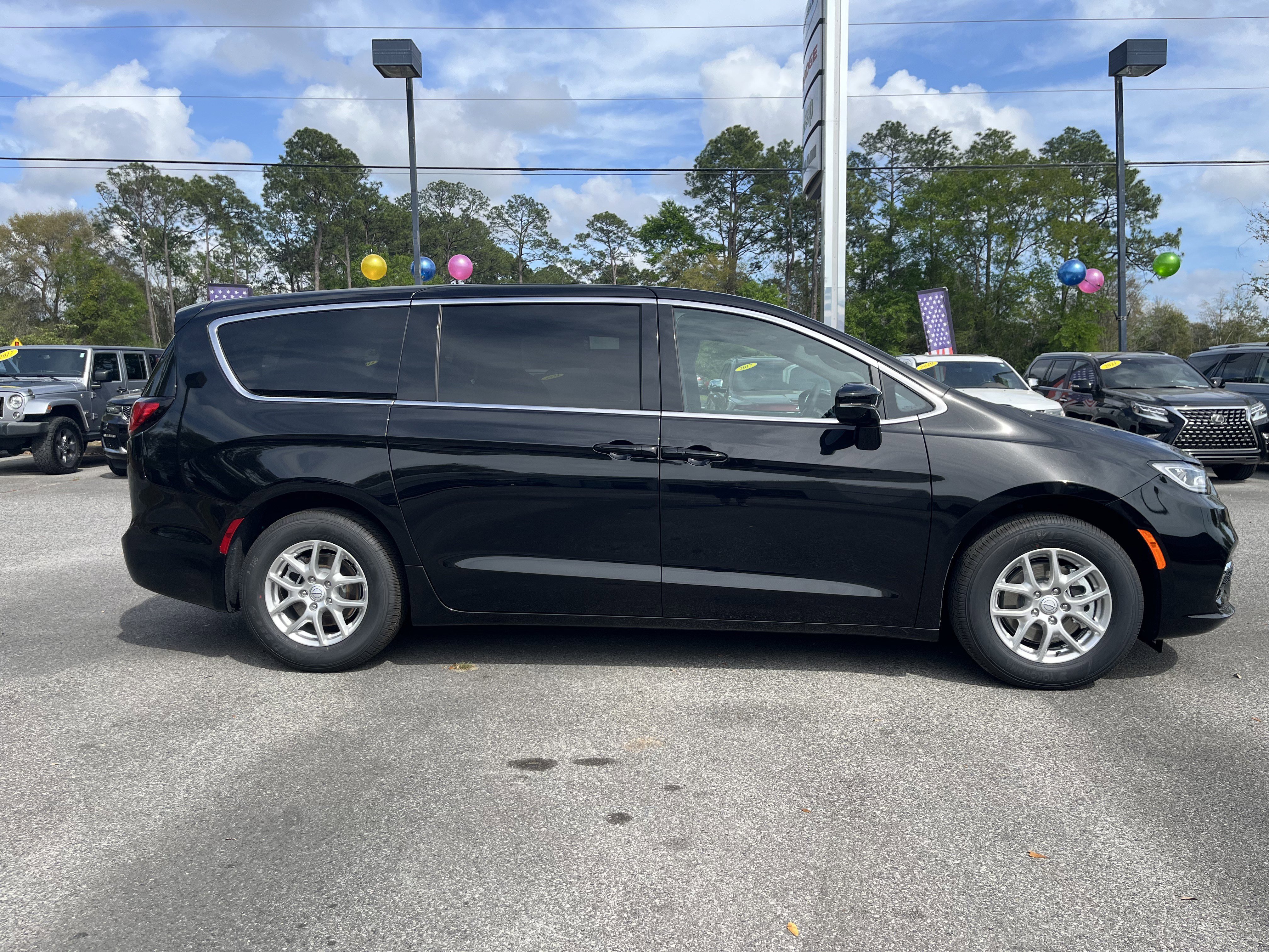 New 2026 Chrysler Pacifica Select image 3
