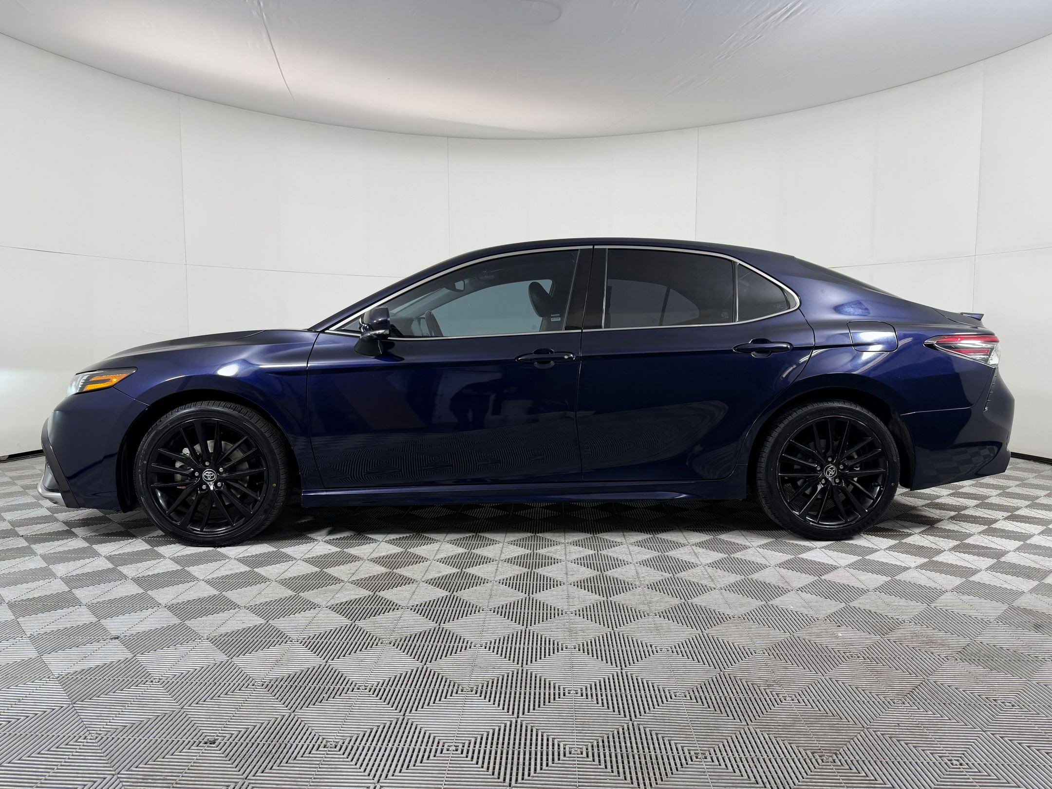 Used 2021 Toyota Camry XSE w/ Carpet Mat Package (TMS) FWD image 2