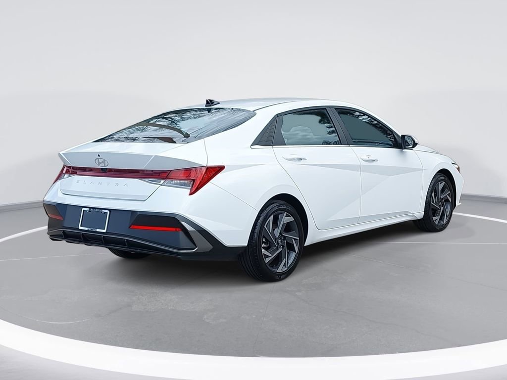 Certified 2025 Hyundai Elantra SEL w/ Cargo Package image 5