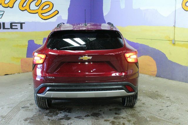 Used 2025 Chevrolet Trax LT w/ LT Convenience Package image 3
