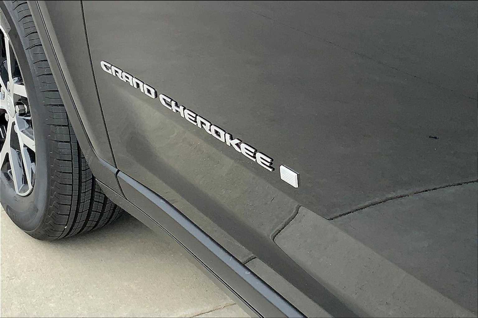 New 2025 Jeep Grand Cherokee L Limited w/ Trailer Tow Package image 16