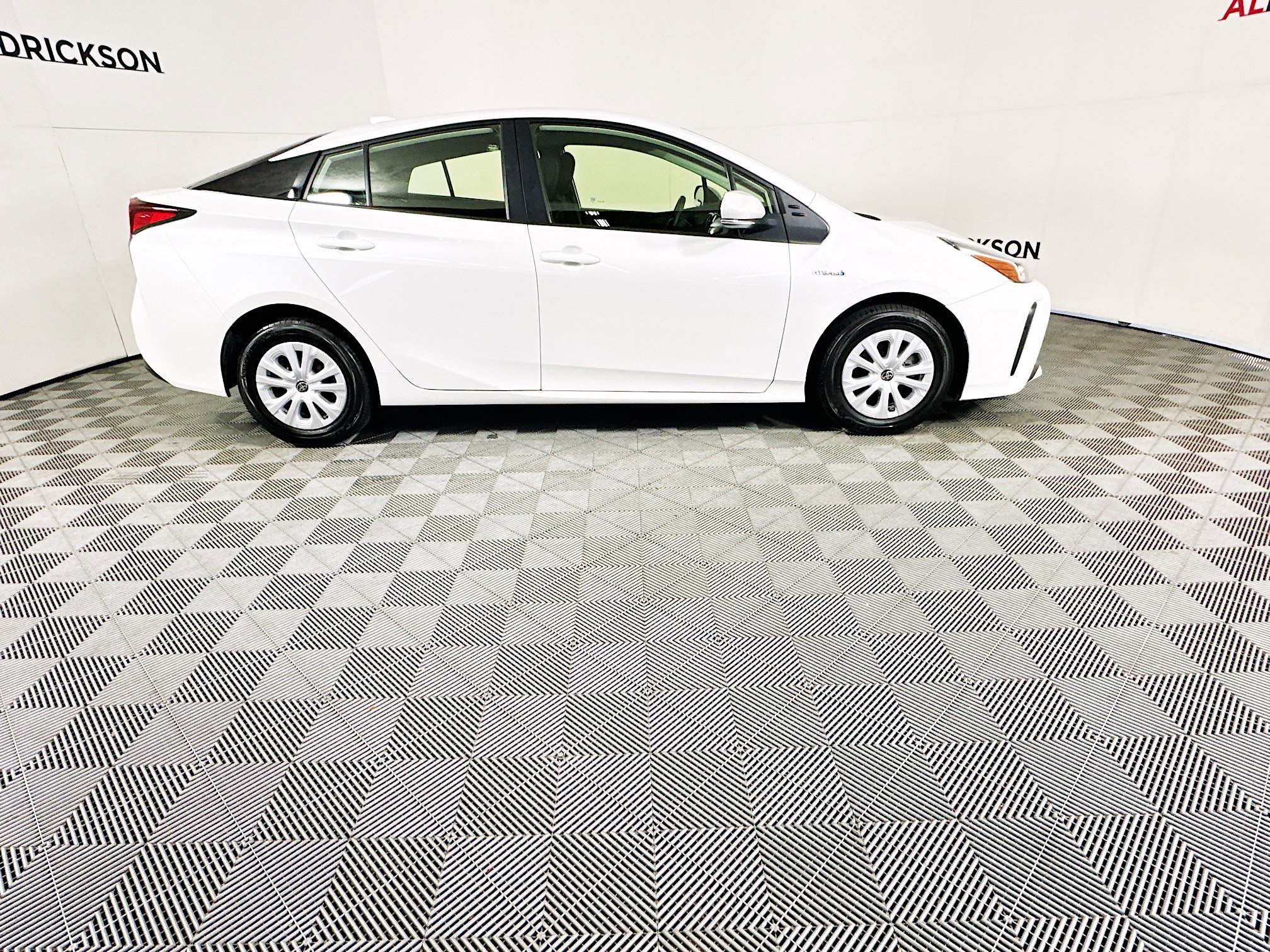 Used 2022 Toyota Prius L Eco video 2