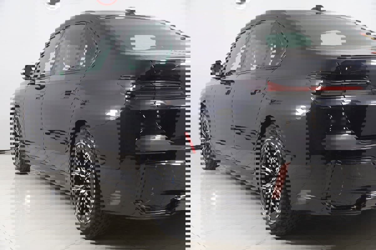 Used 2023 BMW 740i w/ Parking Assistance Package image 31