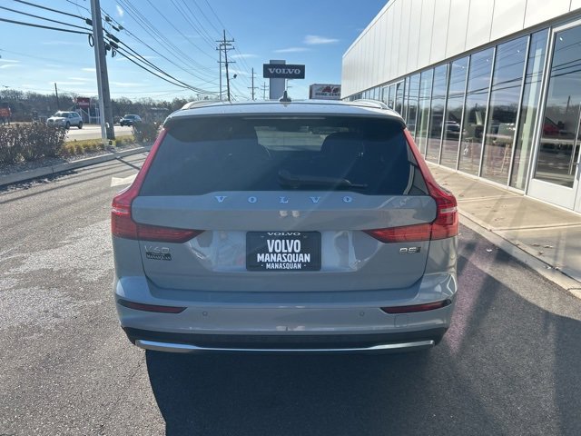 Used 2025 Volvo V60 B5 Cross Country Plus image 4