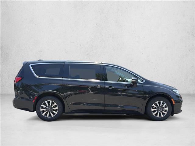 Used 2023 Chrysler Pacifica Touring-L FWD image 4