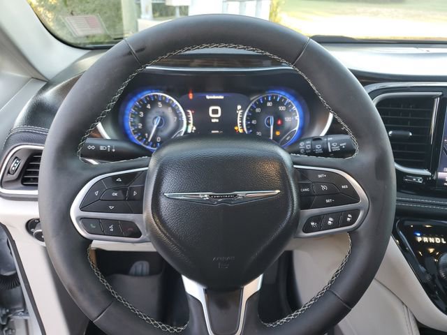 Used 2024 Chrysler Pacifica Limited w/ Uconnect Theater Family Group image 11