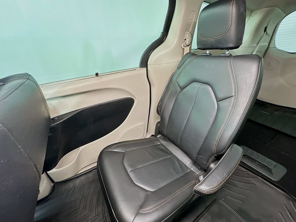 Used 2019 Chrysler Pacifica Touring-L FWD image 12
