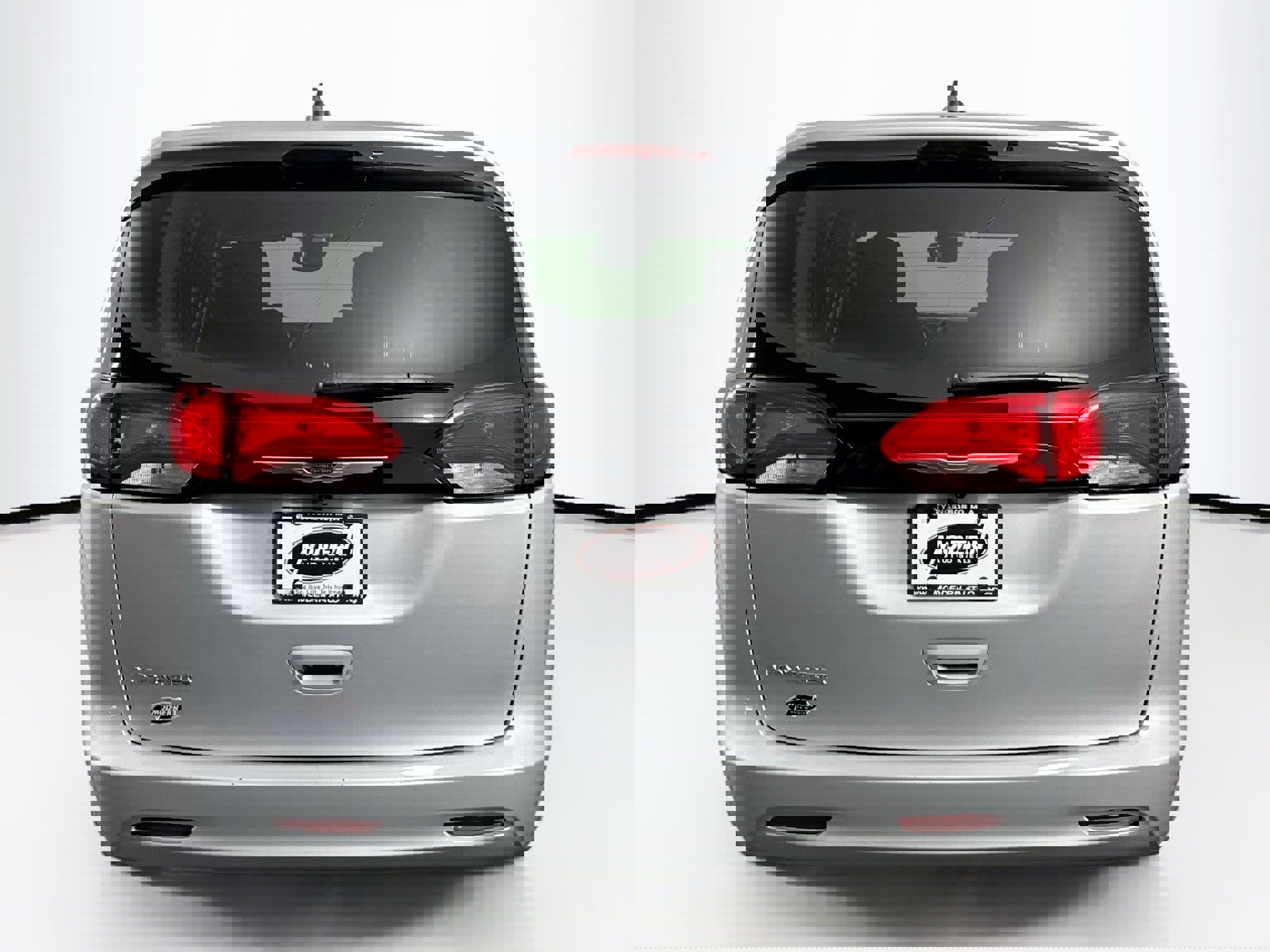 Used 2023 Chrysler Voyager LX image 10