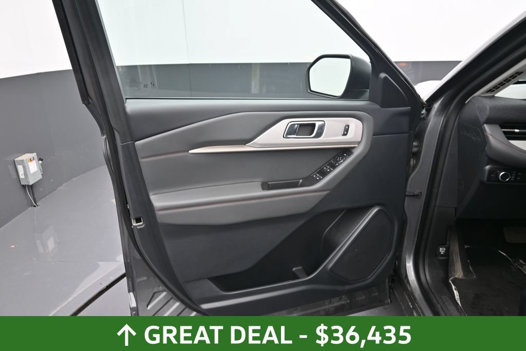 Used 2025 Ford Explorer Active AWD/4WD image 19
