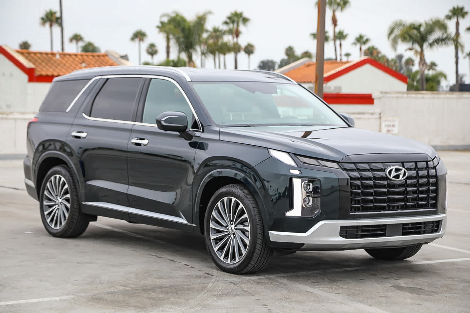 Used 2025 Hyundai Palisade Calligraphy FWD image 3
