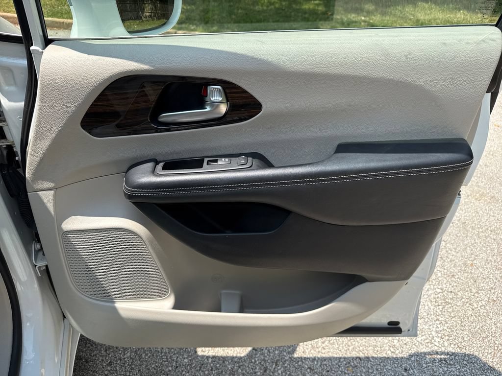 Used 2021 Chrysler Pacifica Limited w/ Uconnect Theater Family Group FWD image 33