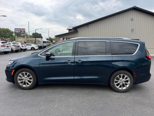 Used 2021 Chrysler Pacifica Touring-L w/ Uconnect Theater Family Group FWD image 2