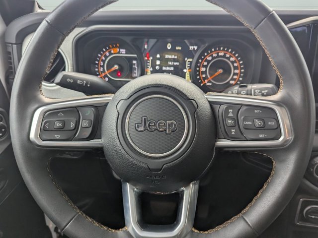 Used 2025 Jeep Wrangler Unlimited Sahara AWD/4WD image 16