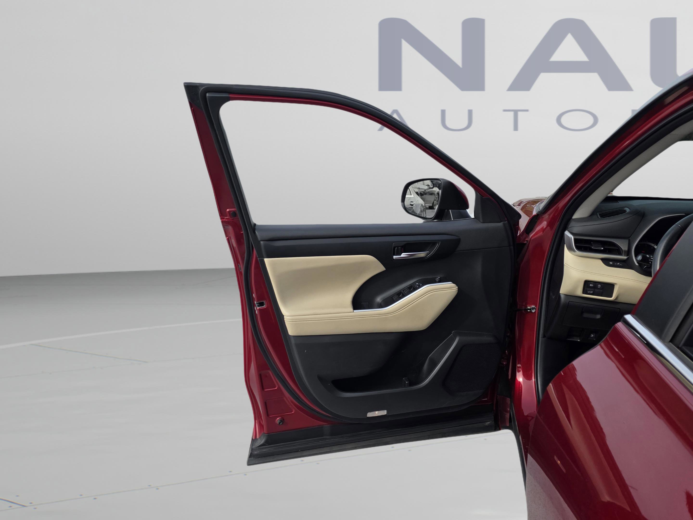 Used 2023 Toyota Highlander XLE image 25