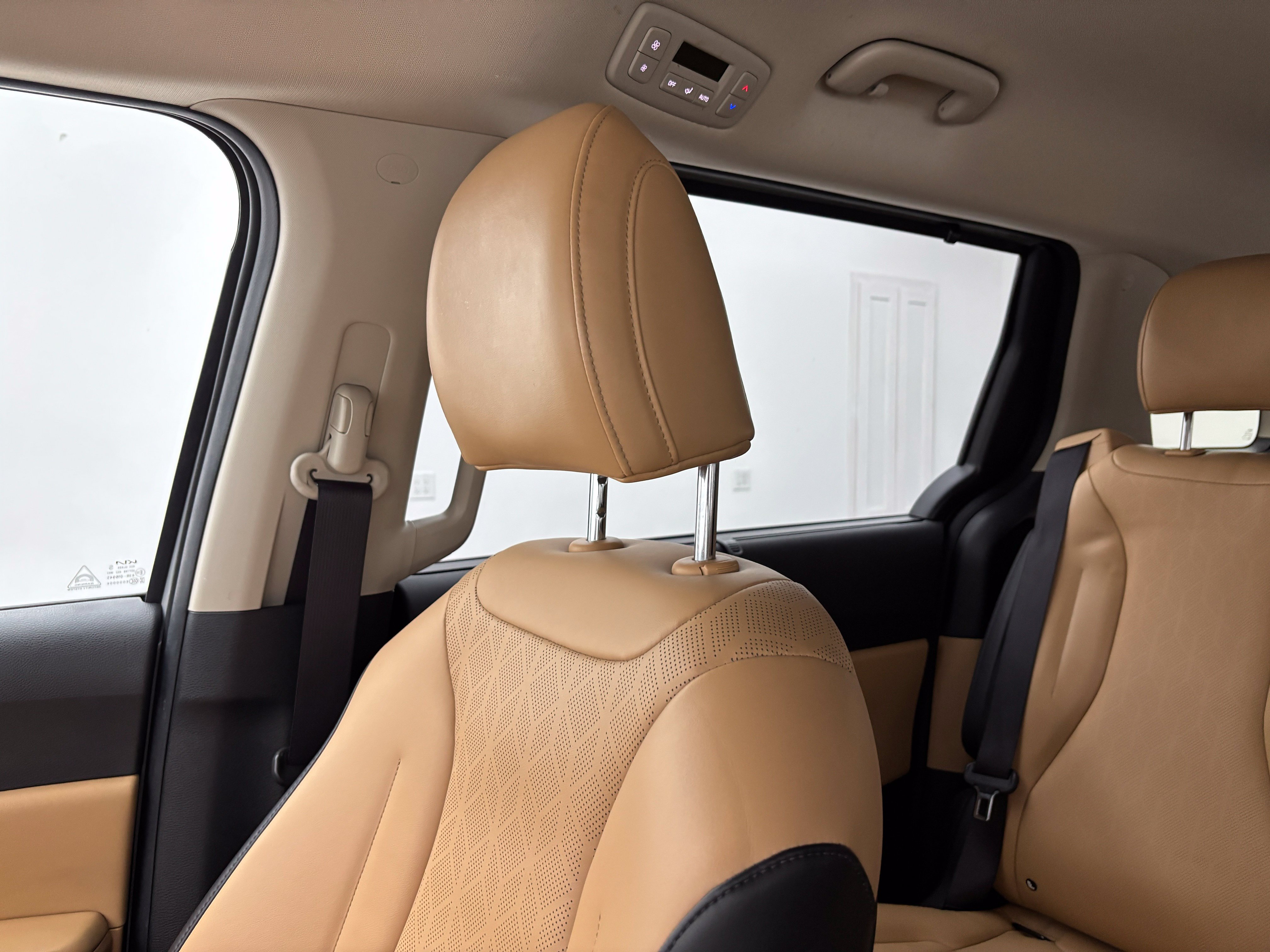 Used 2023 Kia Carnival EX FWD image 40