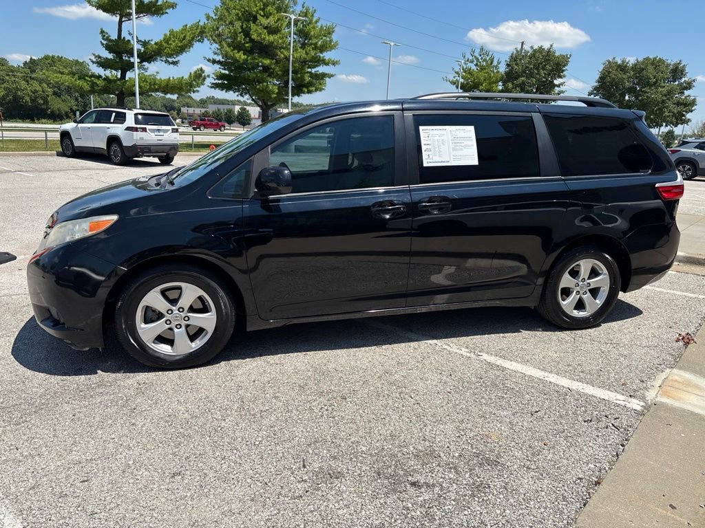 Used 2017 Toyota Sienna LE FWD image 17