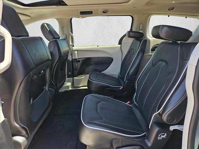 Used 2023 Chrysler Pacifica Limited FWD image 24