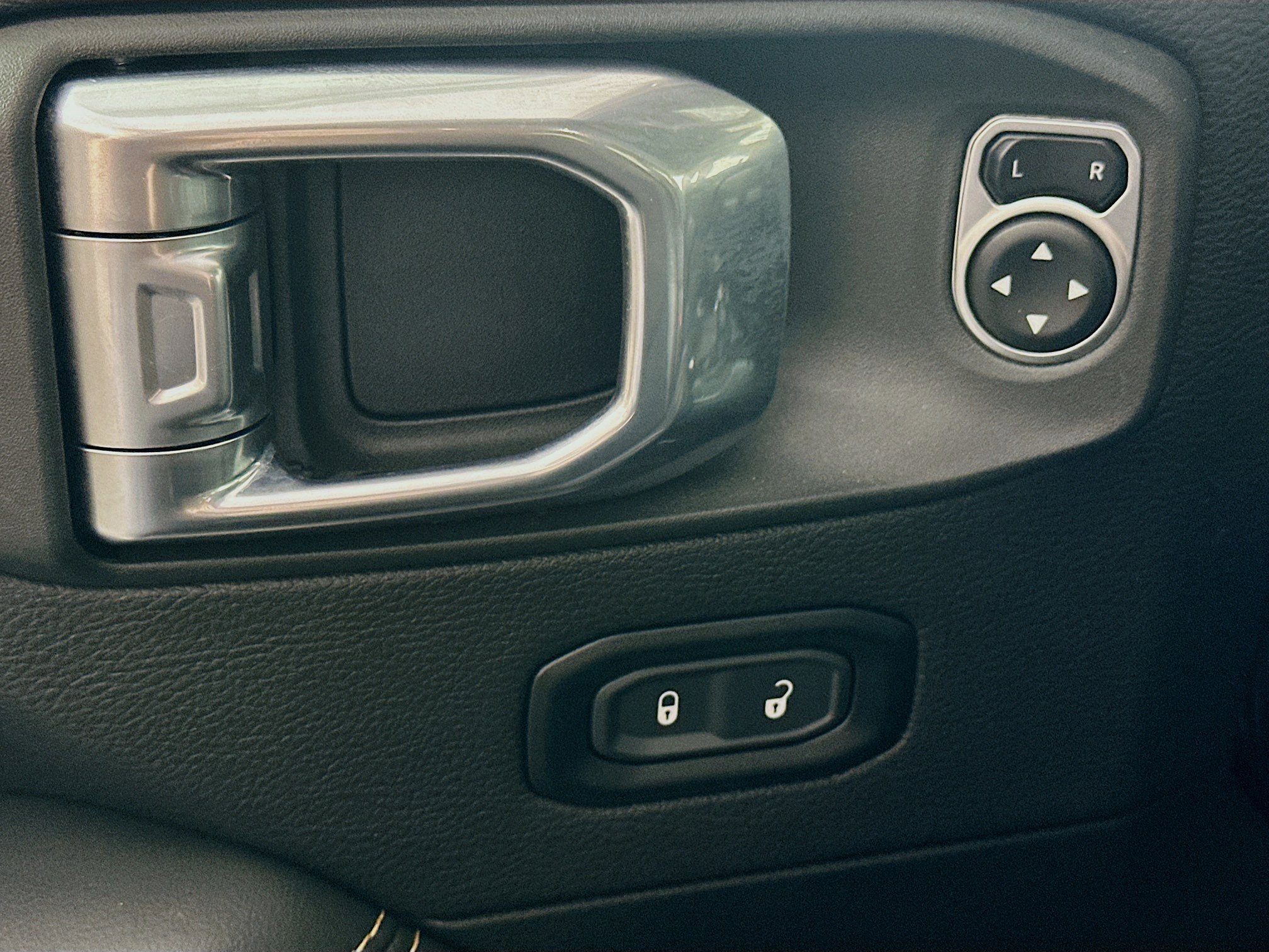 Used 2024 Jeep Wrangler Sahara w/ Safety Group image 15