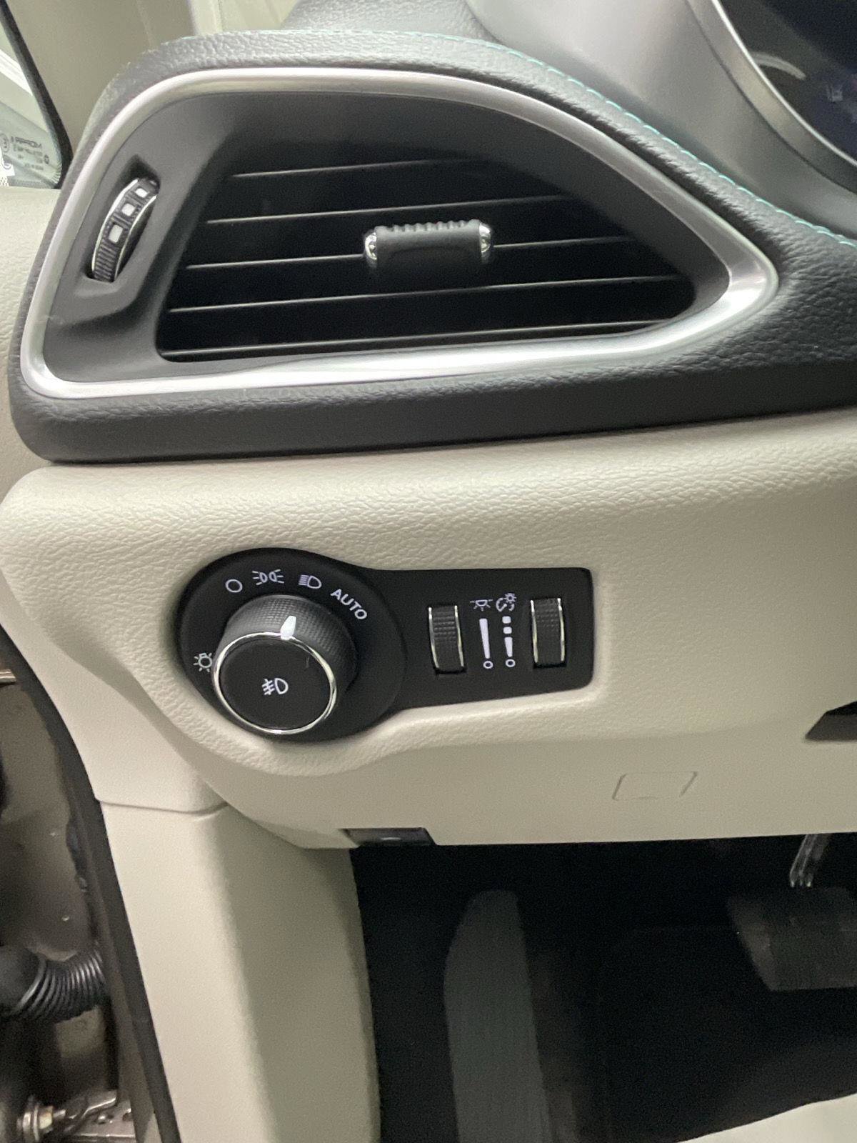 Used 2018 Chrysler Pacifica Limited w/ Advanced Safetytec Group image 30