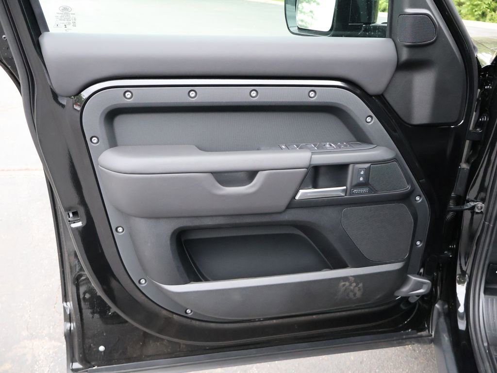 New 2026 Land Rover Defender 110 X-Dynamic SE AWD/4WD image 33