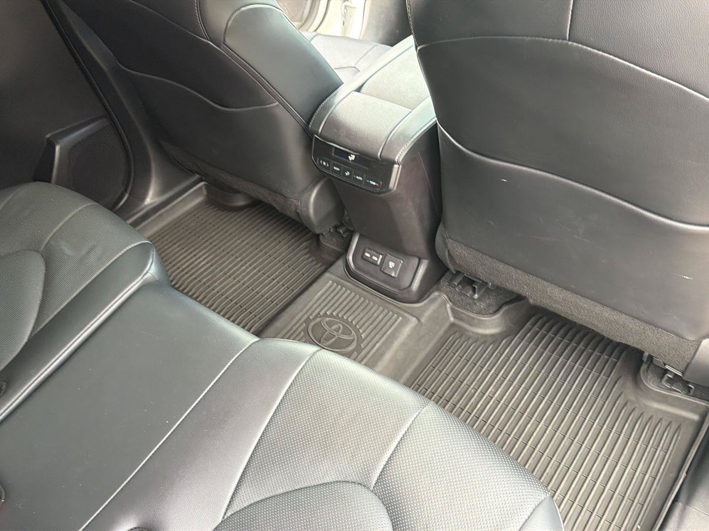 Used 2024 Toyota Highlander Limited AWD/4WD image 16