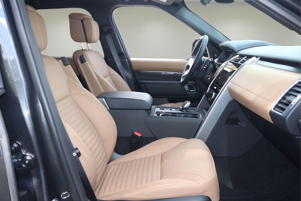 Used 2024 Land Rover Discovery Metropolitan Edition AWD/4WD image 17